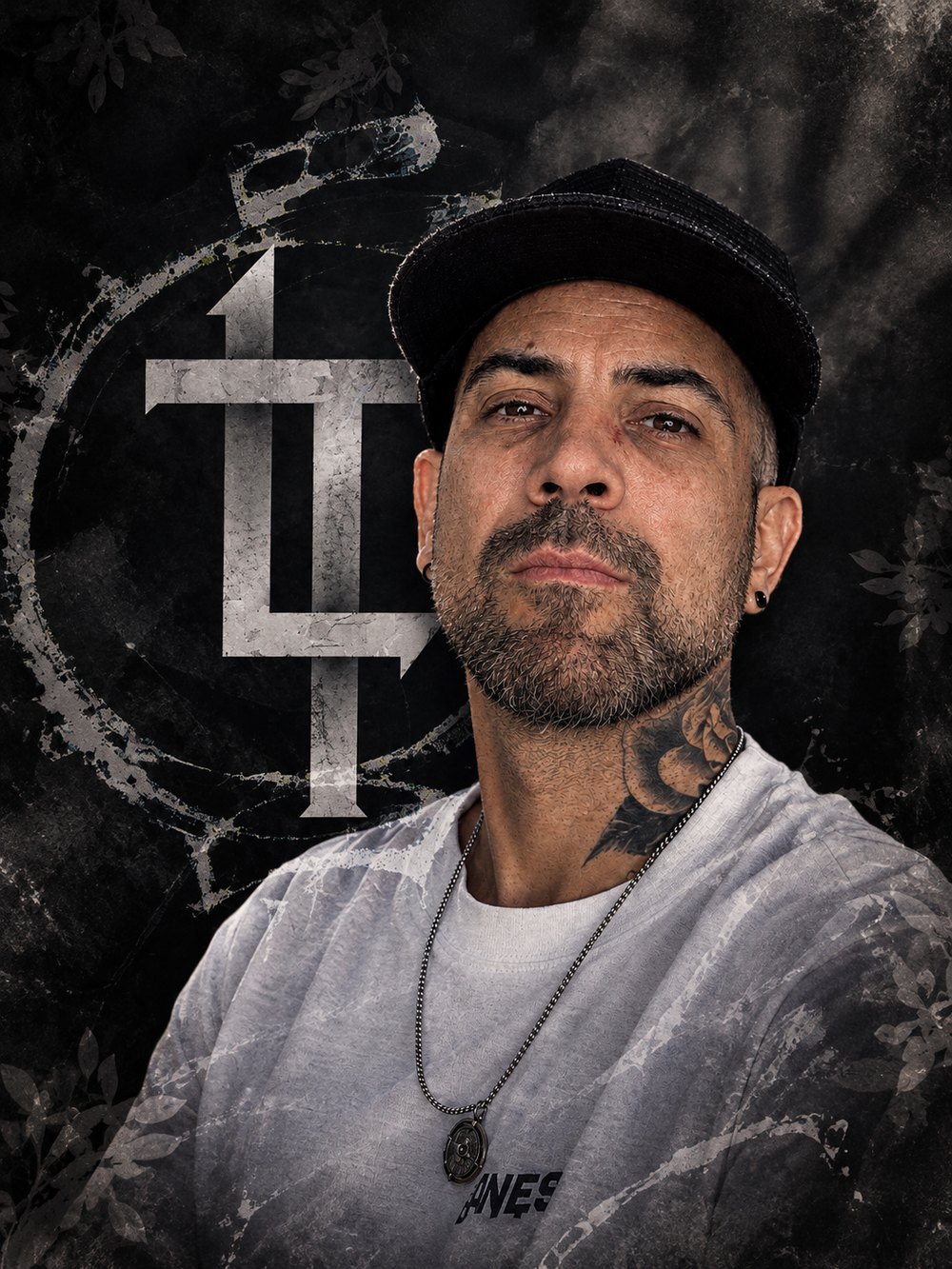 Lolo Torres junto al logotipo de su estudio